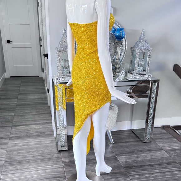 NWOT 🌼 Yellow Sequin Strapless Asymmetrical Dress - Picture 4 of 17